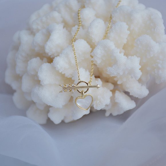 NEW 14K Gold Plated Love Heart Diamond Cupid Arrow Bar Circle Toggle Necklace - Picture 12 of 13